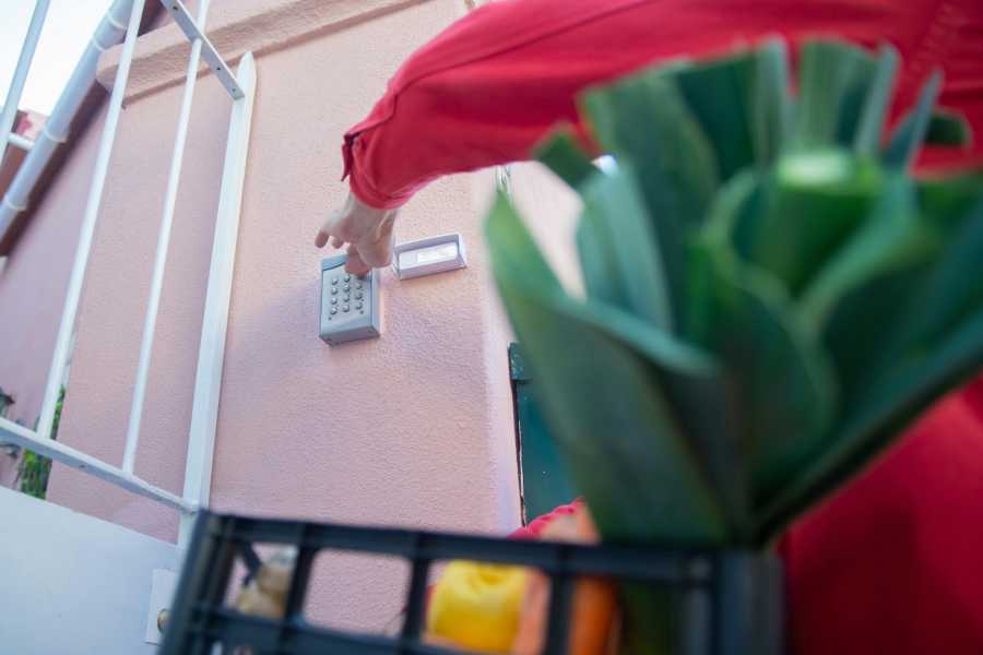 Kdo by měl platit za opravu interkomu v pronajatém bytě