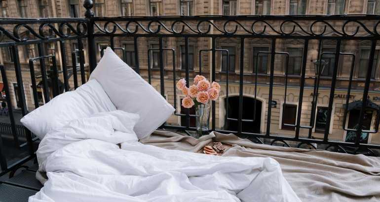 Výměna podlahové krytiny na terase v bytovém domě: Kdo nese náklady za tuto práci?