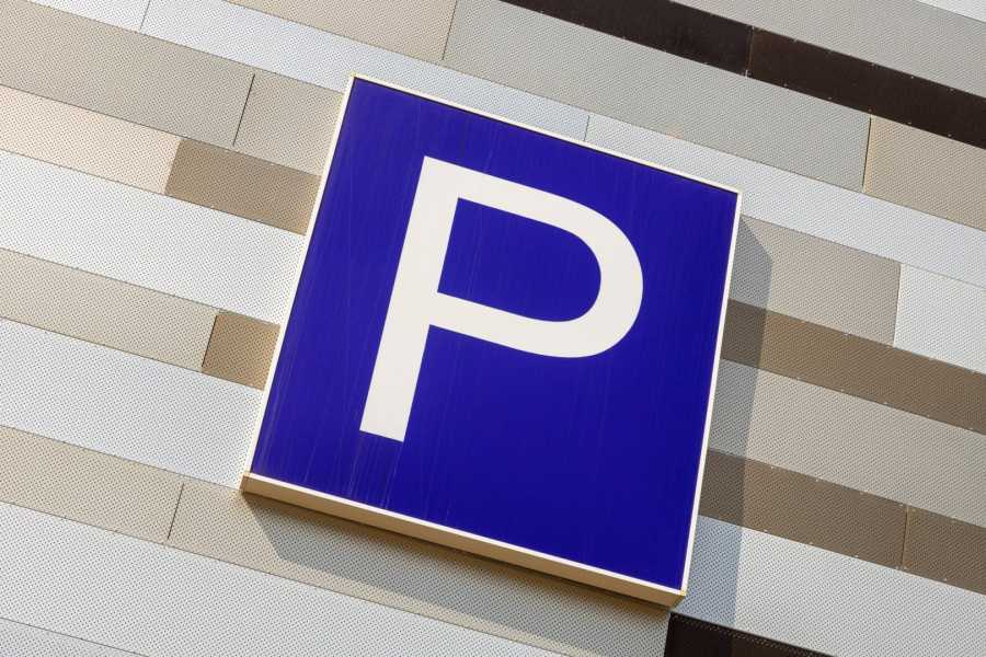 Nová pravidla stání v Itálii: variabilní časová omezení, dvojitá platba a penále za neplatné jízdenky.