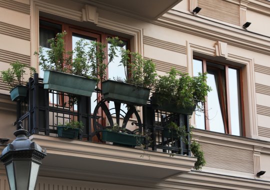Deska pod balkonem: Komu náleží a kdo je povinen za její renovaci?