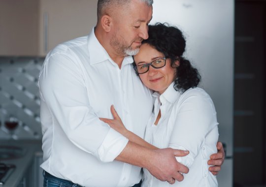 Manželé, kteří žijí odděleně v Itálii: jak legálně získat dvojí příspěvky z IMU a správně požádat o ISEE.
