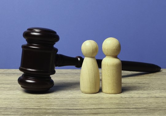 Prodej nemovitosti ve vztahu bez manželství: práva registrovaných partnerů, nebezpečí a soudní spory.
