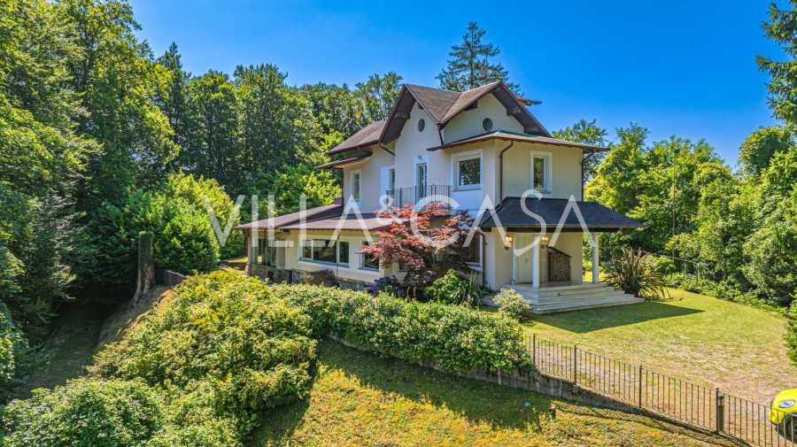 Luxusní vila u jezera Maggiore ve Strese na prodej.