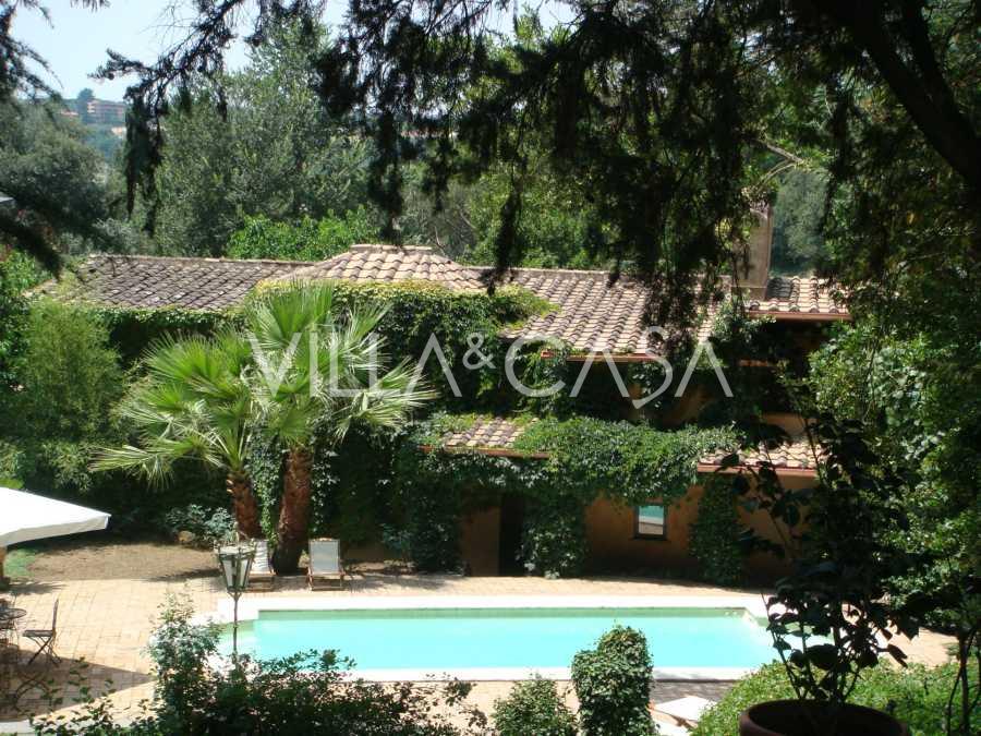 Historická vila k pronájmu v prestižní rezidenci v Římě.