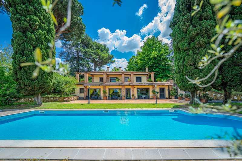 Frascati, Řím: luxusní vila s bazénem
