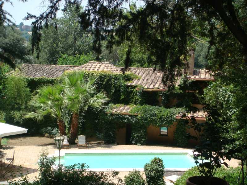 Historická vila k pronájmu v prestižní rezidenci v Římě.