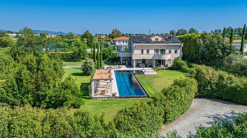 Vila s bazénem ve Forte dei Marmi na prodej