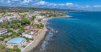 Luxusní exkluzivní vila na pobřeží Tyrhénského moře.