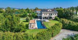 Vila s bazénem ve Forte dei Marmi na prodej