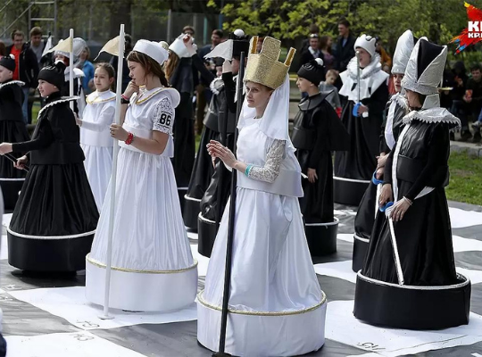 Duel "živé šachy" v Itálii 2021